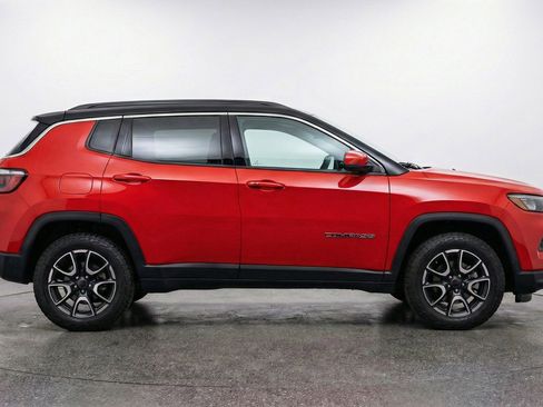 Used 2025 Jeep Compass Trailhawk image 11
