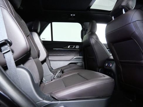 Certified 2025 Ford Explorer Platinum w/ LUX Leather Package AWD/4WD image 12