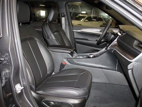 New 2025 Jeep Grand Cherokee Limited w/ Luxury Tech Group II image 32