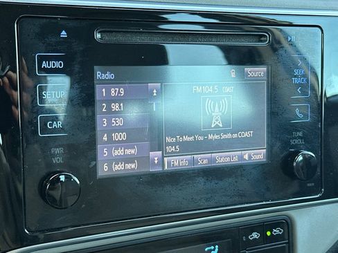 Used 2018 Toyota Corolla LE image 19