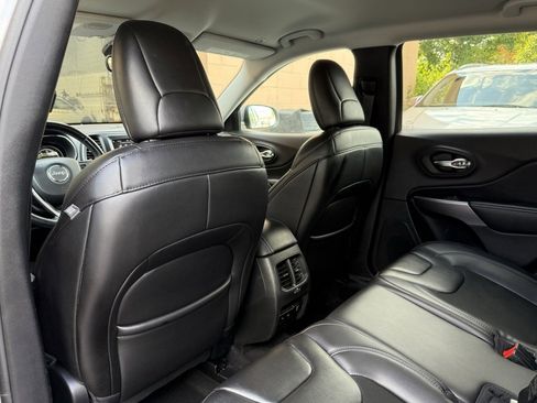 Used 2019 Jeep Cherokee Latitude Plus w/ Comfort/Convenience Group image 15