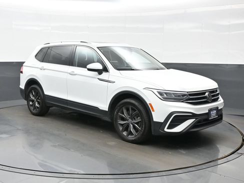 Used 2022 Volkswagen Tiguan SE w/ Panoramic Sunroof Package AWD/4WD image 8