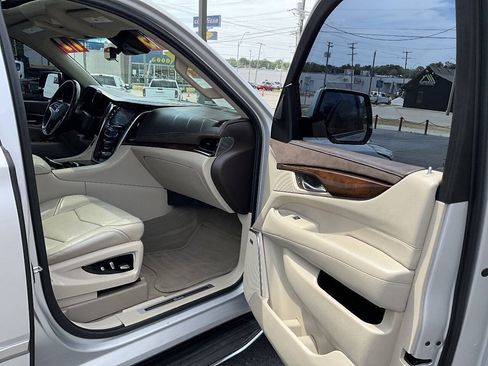 Used 2017 Cadillac Escalade ESV Luxury AWD/4WD image 32