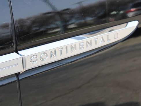 Used 2017 Lincoln Continental Select image 11