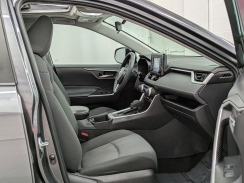 Used 2022 Toyota RAV4 XLE w/ Convenience Package image 23