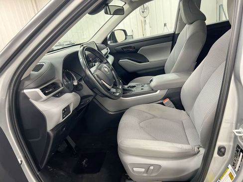 Used 2023 Toyota Highlander LE image 18