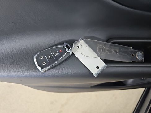 Used 2023 Chevrolet Equinox LT image 41