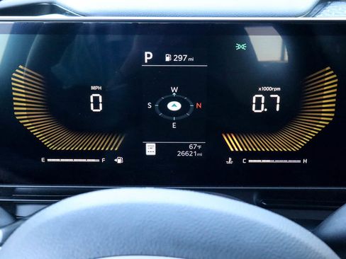 Used 2025 Kia Carnival FWD image 30