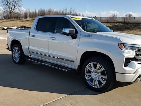 Used 2025 Chevrolet Silverado 1500 High Country w/ High Country Premium Package AWD/4WD image 2