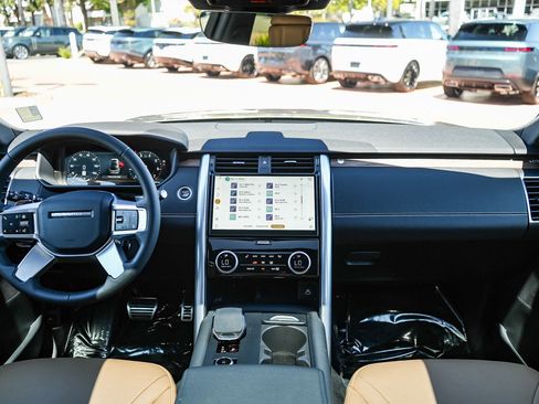 Certified 2025 Land Rover Discovery Dynamic SE AWD/4WD image 15