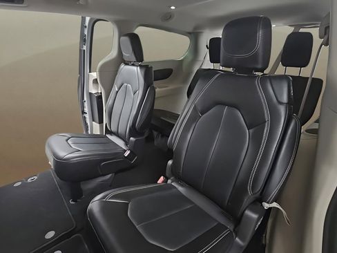 Used 2024 Chrysler Pacifica Touring-L image 15