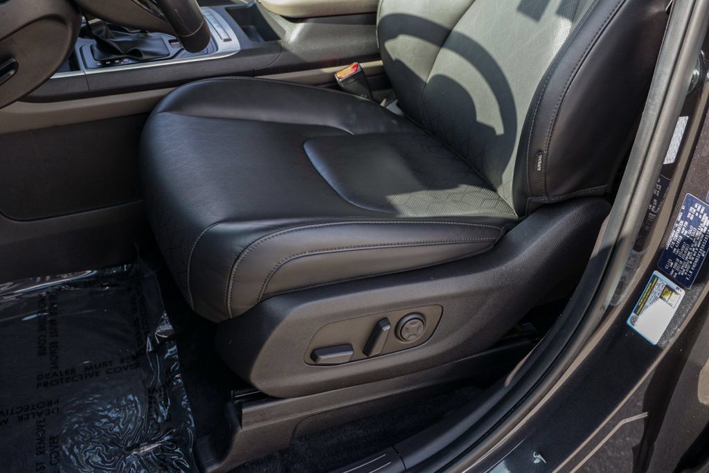 Used 2025 Kia Carnival FWD image 18
