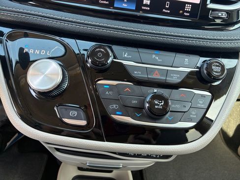 Used 2024 Chrysler Pacifica Select image 10