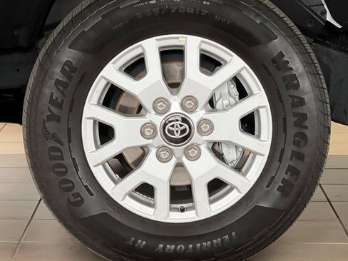 Certified 2025 Toyota Tacoma SR5 w/ SR5 Upgrade Package AWD/4WD image 25