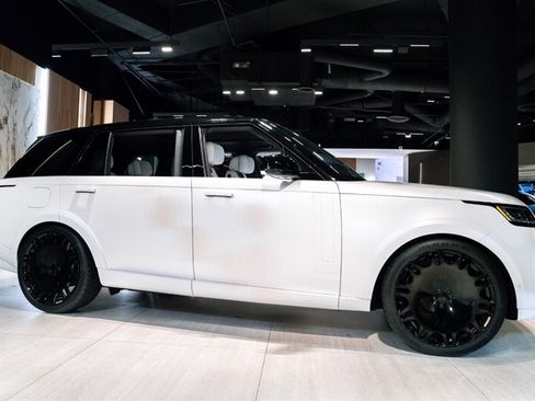 Used 2025 Land Rover Range Rover SV AWD/4WD image 32