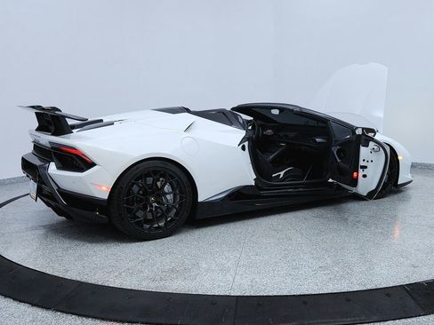 Used 2019 Lamborghini Huracan Performante AWD/4WD image 11