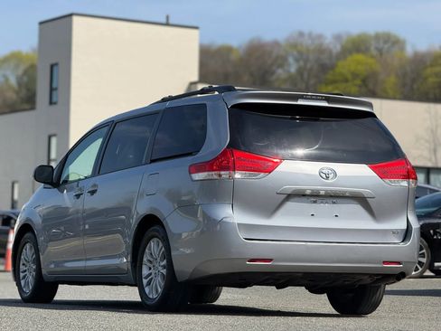 Used 2012 Toyota Sienna XLE image 4