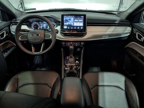 Used 2025 Jeep Compass Limited image 10