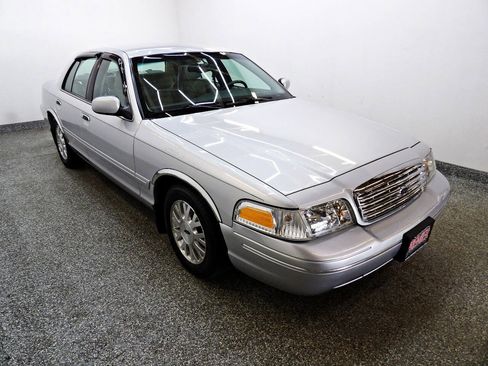 Used 2003 Ford Crown Victoria LX RWD image 3