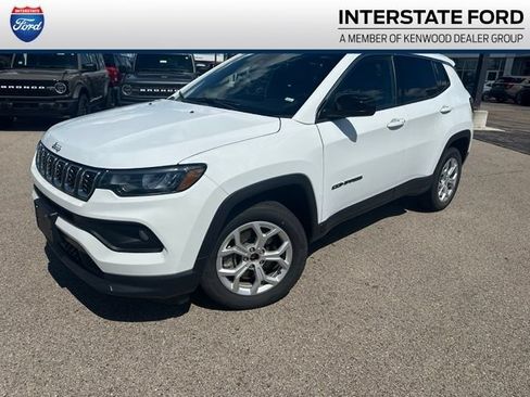 Used 2024 Jeep Compass Latitude AWD/4WD image 1