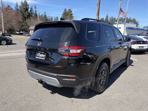 Used 2025 Honda Pilot TrailSport image 12