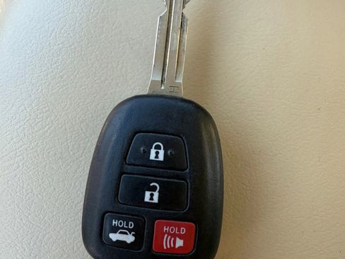 Used 2016 Toyota Camry LE image 24