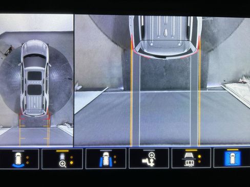 Used 2023 Chevrolet Traverse High Country w/ LPO, Floor Liner Package AWD/4WD image 17