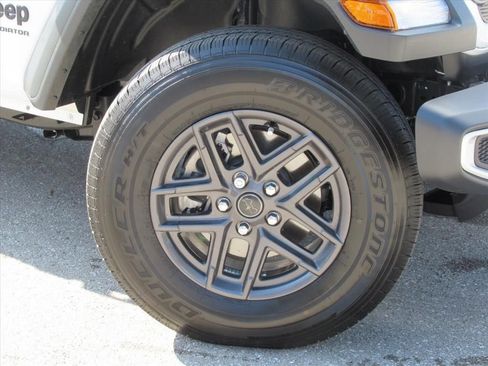 New 2025 Jeep Gladiator Sport image 8