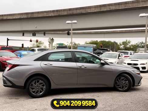 Used 2024 Hyundai Elantra SEL FWD image 9