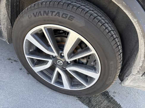 Used 2019 Nissan Rogue SL w/ Premium Package image 6