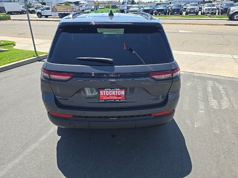 New 2025 Jeep Grand Cherokee Altitude image 14