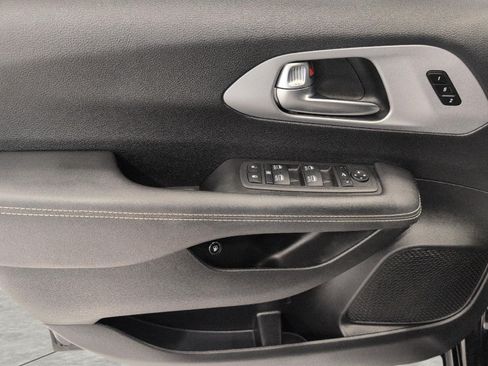 Used 2025 Chrysler Pacifica Premium FWD image 28