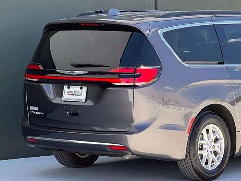 Used 2022 Chrysler Pacifica Touring-L FWD image 36