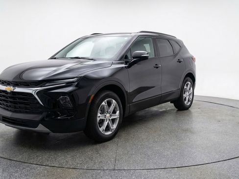 Used 2025 Chevrolet Blazer LT image 3