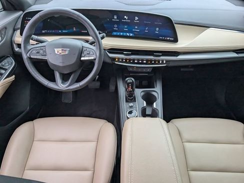 Used 2024 Cadillac XT4 Luxury w/ Cold Weather Package FWD image 9