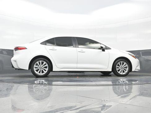 Used 2023 Toyota Corolla LE image 32