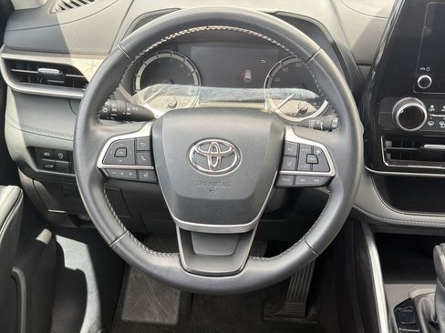 Used 2025 Toyota Highlander LE image 16