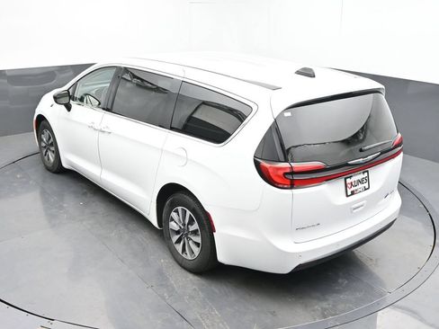 Used 2024 Chrysler Pacifica Limited FWD image 21
