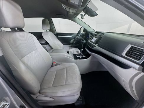 Used 2018 Toyota Highlander LE image 33