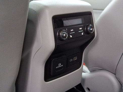 Certified 2023 GMC Acadia SLT w/ Technology Package AWD/4WD image 12
