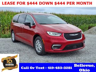 New 2026 Chrysler Pacifica Select image 1