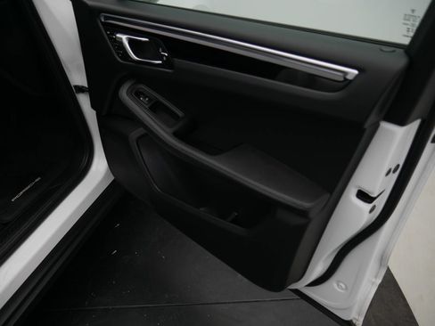 Certified 2023 Porsche Macan AWD/4WD image 23