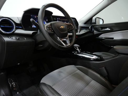 Used 2025 Chevrolet Trax LT w/ Sunroof Package FWD image 11