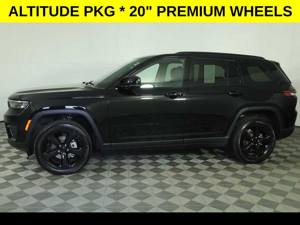 Used 2023 Jeep Grand Cherokee Altitude AWD/4WD image 6