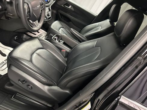 Used 2025 Chrysler Pacifica Select image 12
