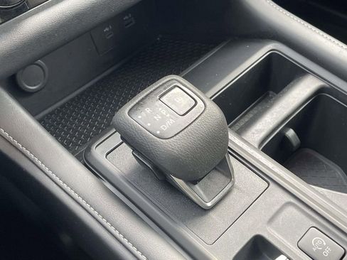 Used 2024 Nissan Pathfinder S image 30