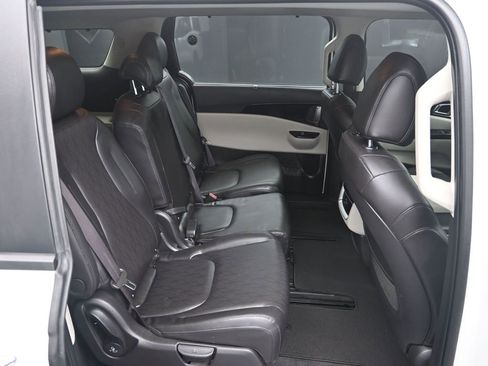 Used 2024 Kia Carnival EX image 37