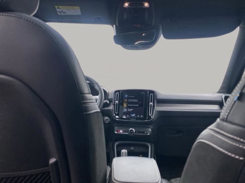 Used 2022 Volvo XC40 T4 R-Design w/ Climate Package image 34