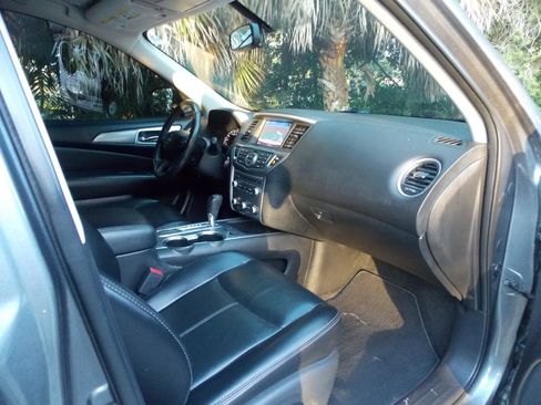 Used 2018 Nissan Pathfinder SL w/ Midnight Edition Package FWD image 4