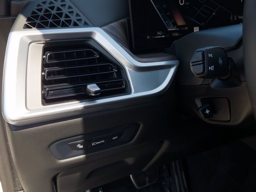 Used 2024 BMW X5 sDrive40i w/ M Sport Package RWD image 18